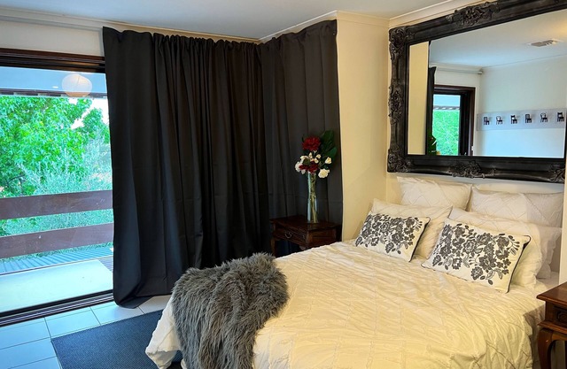 Spacious Treetop Retreat with Jacuzzi, Fireplace & Lovely Views. Pet friendly.