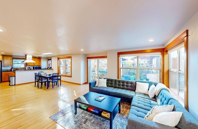 Spacious Tri-Level Townhome, near Seahawks & Mariners stadiums & downtown