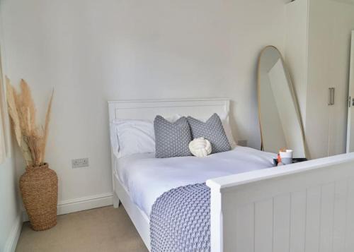 Spacious Two Bedroom Hideaway in Wokingham with En Suite, Free Wi Fi and Parking, Sleeps Four
