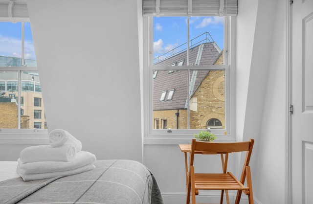 Spacious Two Bedroom Serviced Apartment in Artillery Lane, near Shoreditch