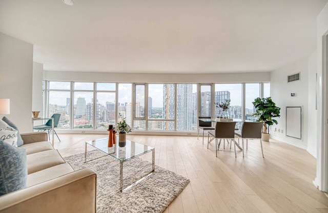 Spacious unit & city view in Heart of Downtown w free parking
