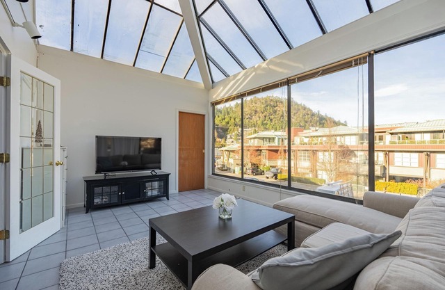 Spacious Unit In The Heart of Horseshoe Bay