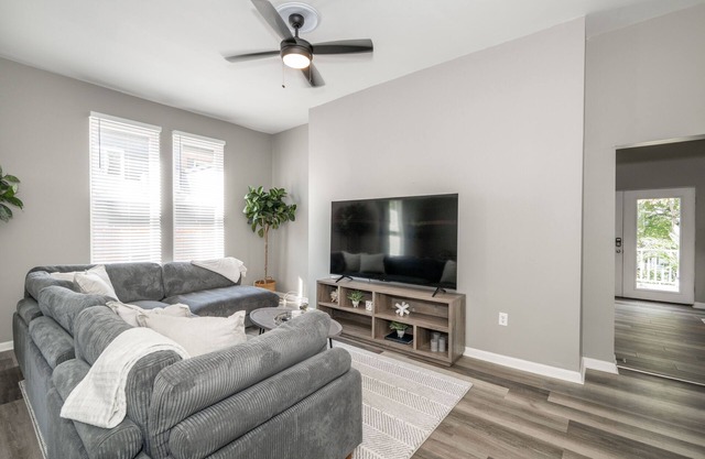 Spacious, Updated 6 BDR Home Sleeps 14! Perfect for Families or Large Groups