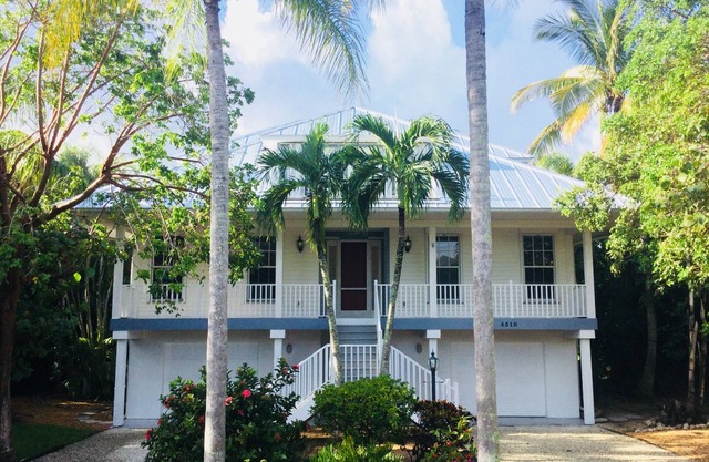 Amplia y actualizada casa de Sanibel con piscina privada cerca de la playa de Bowman
