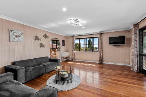 Spacious Upstair Home Comforts 13km from CBD&Airport