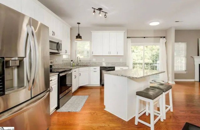 Spacious Urban House 4 B 2.5 Bath near Woodruff Rd