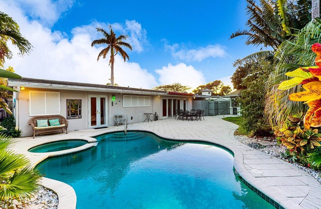 Spacious & sunny retreat with private pool & patio - near beaches & golf