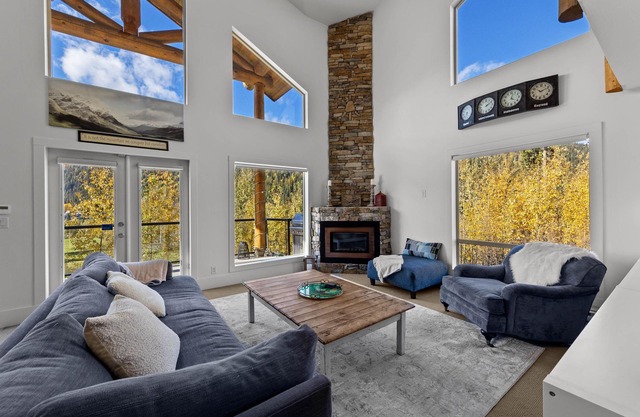 Spacious Vacation Home with 3 Bedroom + Loft & Den, 3 Bathroom, Private Hot Tub and Gorgeous Kitchen
