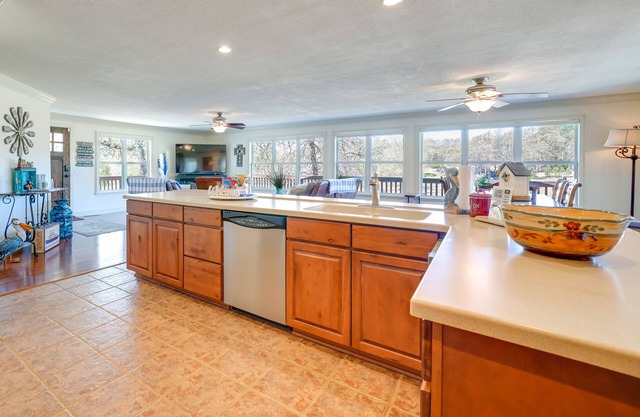 Spacious Vacation Rental Home on Eufaula Lake!
