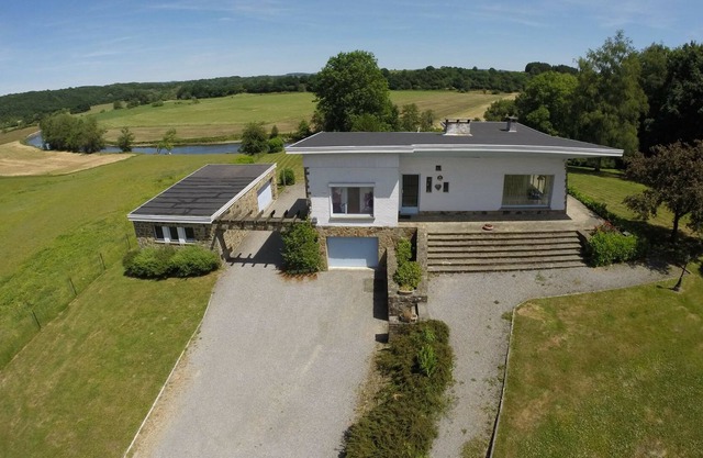 Villa espaciosa con jacuzzi y sauna en el río en Ardenas