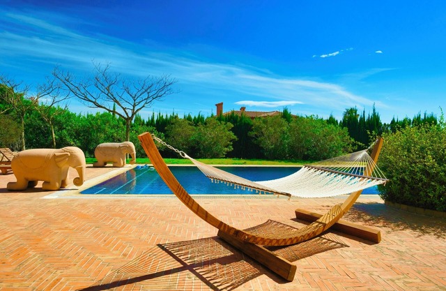 Amplia villa en urbanización cerca del mar