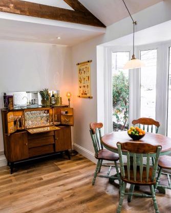 Spacious Victorian 4 Bed l Cocktail Bar Spa Bath Workspaces