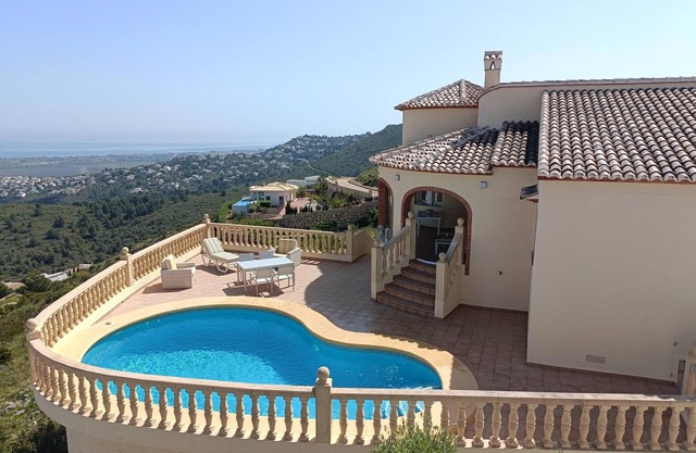 Amplia villa en El Ràfol d'Almúnia