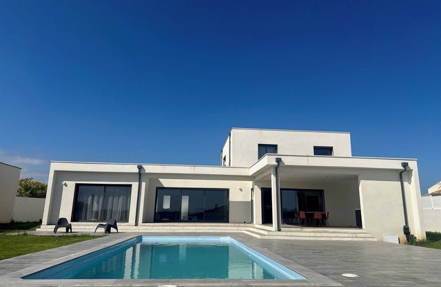 SPACIOUS VILLA 220M2 FULLY AIR-CONDITIONED PRIVATE POOL / FENCED GARDEN