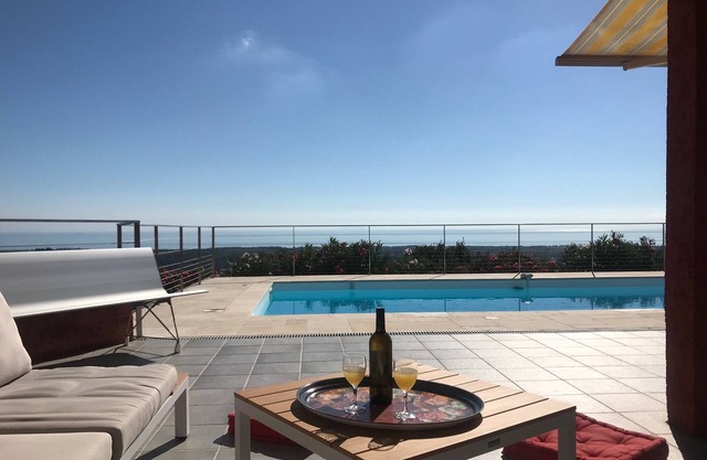 VILLA ESPACIOSA, impresionantes vistas al mar (180 °) y vistas a la montaña