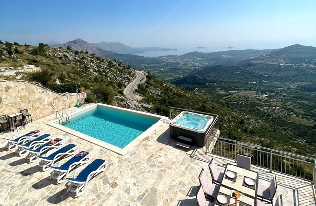 Spacious Villa Cruz-panoramic view+pool+Jacuzzi