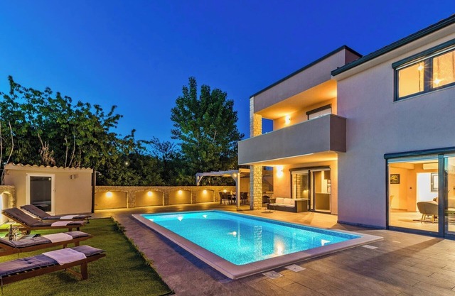 Amplia villa en Pula con piscina climatizada