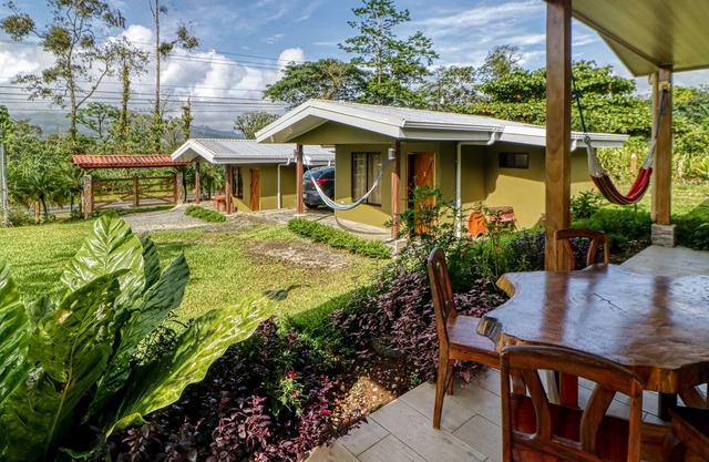 Spacious villa near town with volcano views, fast WiFi & kitchenette