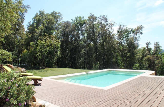 Amplia villa, piscina climatizada, amplio jardín, aire acondicionado, alarma.