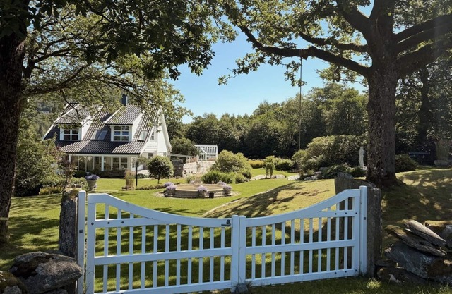 Villa w/ Boat, Greenhouse & Huge Garden w/ Majestic Oak Trees