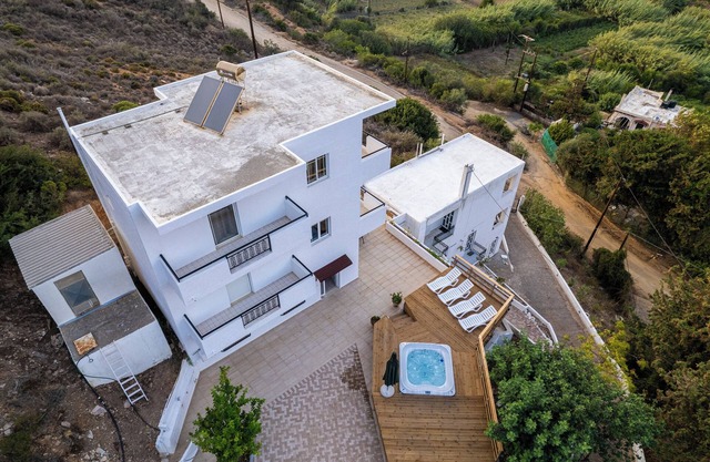 Spacious villa with hot tub in Fodele Beach with beautiful sea and mountain view