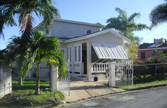 Amplia villa privada con piscina profunda, en jardín muy cerca de la playa