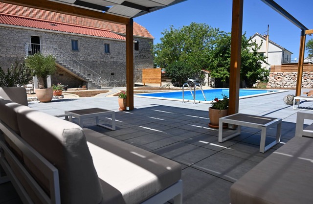 Spacious villa with 7 bedrooms in charming Cista Provo