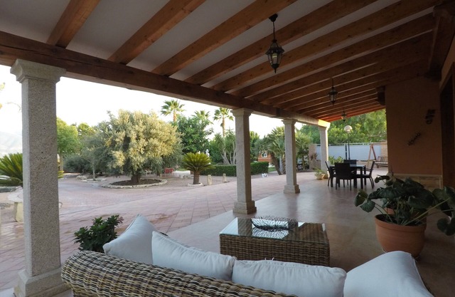 Espacioso chalet con piscina y pista deportiva
