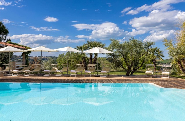 Spacious villa with pool and tennis court, just 15 minutes from the sea