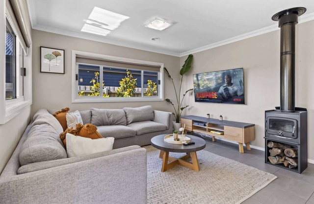 Spacious w/ King Bed & Games Rooms, Walk to Cafe's and Shops