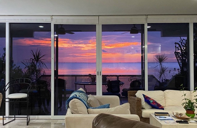 Condominio frente al mar Vistas a la puesta de sol, cocina remodelada / baño! 3 habitaciones / 2 baños 1900 sq