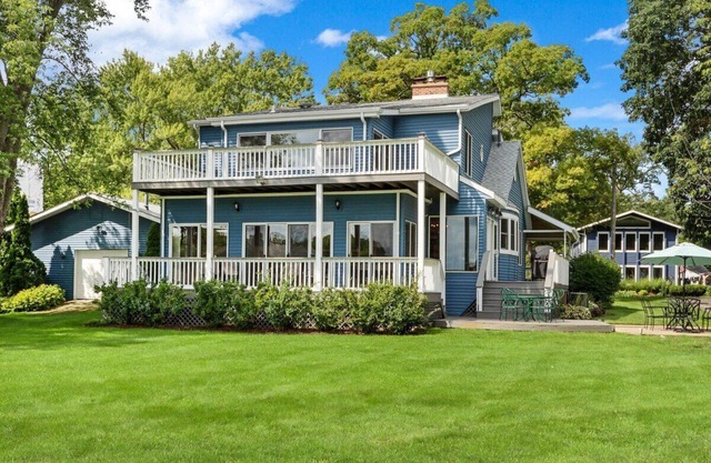 Spacious Waterfront Home on Lake Delavan |Pier |Fire Pit |Deck |Retreat for Family, Friends or Work