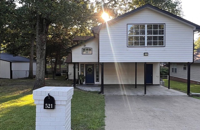 Spacious Waterfront Home with beautiful views. Late checkout on Sundays