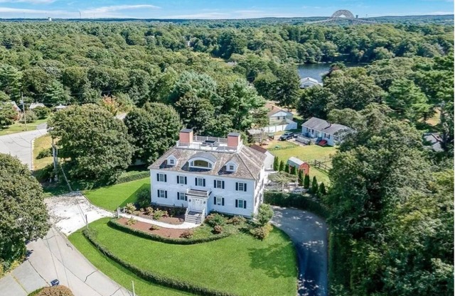 Spacious Coastal Getaway with Stunning Waterviews 4-bed home in Buzzards Bay