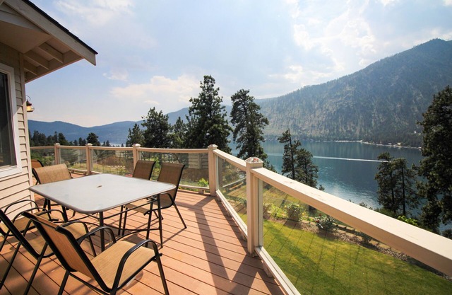 Amplia casa para perros con vista al lago, cubierta envolvente y bañera de hidromasaje