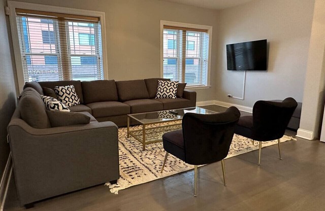 Spacious Wicker Park Hideaway with Parking!