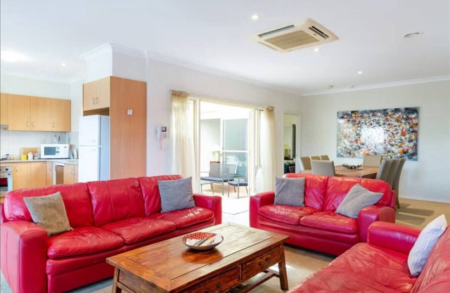 Spacious Williamstown Apartment with Free Parking