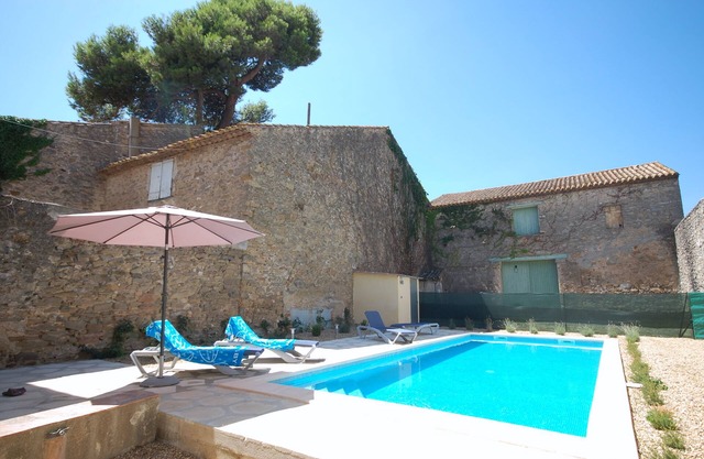 Casa de piedra de la década de 1860 con gran piscina privada climatizada en French Village Center