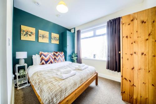 Spacious Yet Low Rate 5 Bedroom House in Coventry, Sleeps 10, Free Parking with Garden and Unlimited Wi-Fi - THL