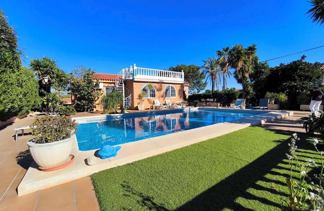Chalet independiente de estilo típico español :