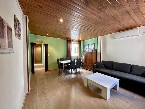Spanish style flat close to center