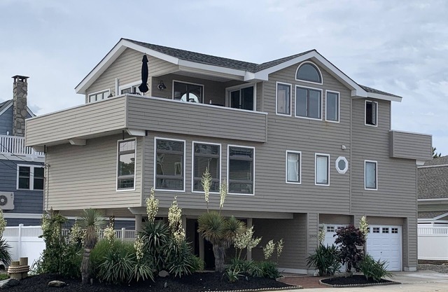 Con vista al mar 2 camas tamaño king 2 minutos a pie de la playa Coveted Wow Factor Beach Haven House!