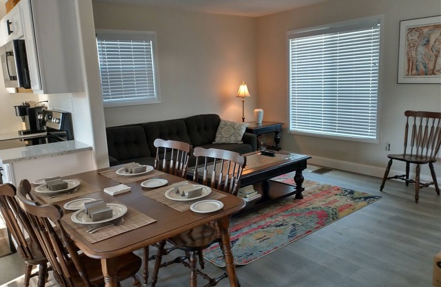 Sparkling ensuite, minutes to beach, restaurants. Shared kitchen, living room.
