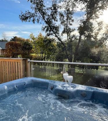 Sparrowhawk Cottage with Hot Tub