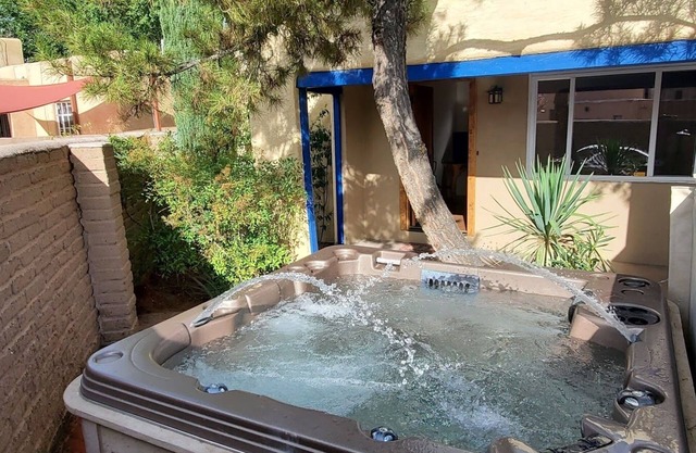 El "Adobe Sage", una casa de vacaciones de Knob Hill con bañera de hidromasaje