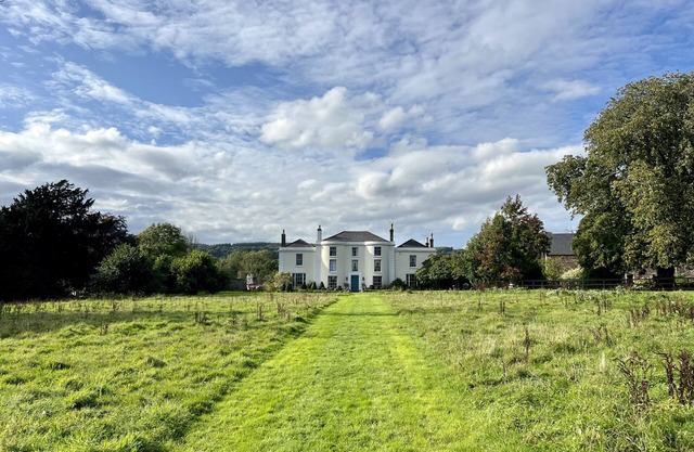 Special Celebration Country House. 4 acre grounds. Pet Friendly!