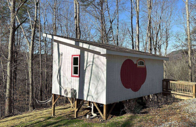 No Pet Fees - 4 cabins in Wild Acres open with plenty of hiking nearby as is Chattanooga