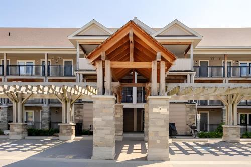 Specious 2 Bedroom Condo in Collingwood