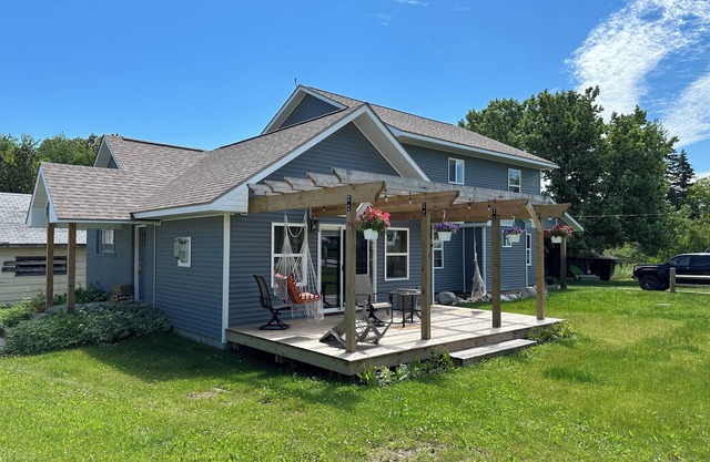 Specious 6-bedroom house in Gould City. Centrally located for your UP adventures