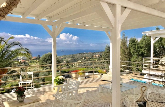 Espectacular villa con vistas al mar mediterráneo con impresionantes vistas al mar.